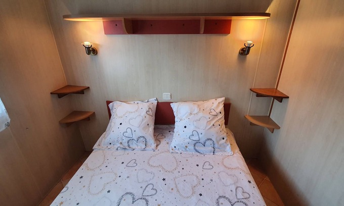 Yviers House | Serene Retreat: Family-Friendly Stay with Spa & Breakfast