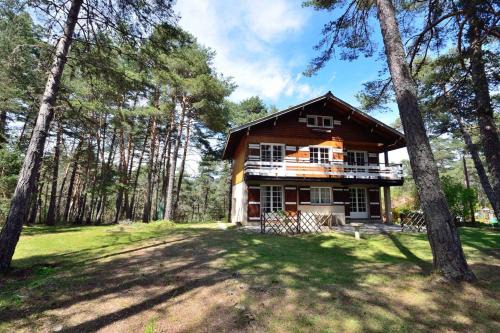La Bastide Ski Chalet | Cozy Riverside Chalet Near Gorges du Verdon for Families