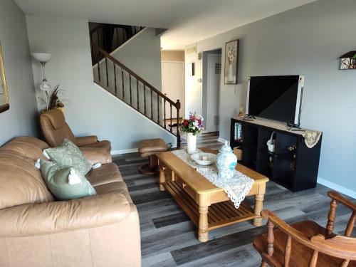 Elk Grove Village House | Cozy Room with Balcony in Elk Grove's Private Home