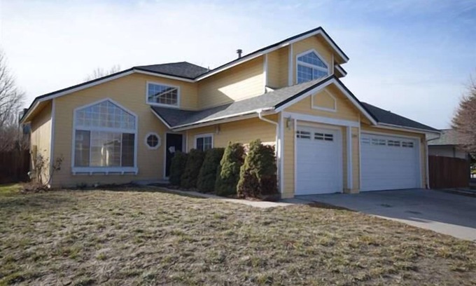 Sparks House | Spacious Five Bedroom Home with Lake View Near Casinos