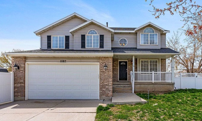 Farmington House | Large Serene Farmington Retreat, Close to Lagoon, SLC, Park City & 8 Ski Resorts