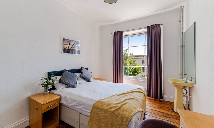 Clifton House | Cozy Single Room with Kitchen - Perfect for Your Stay