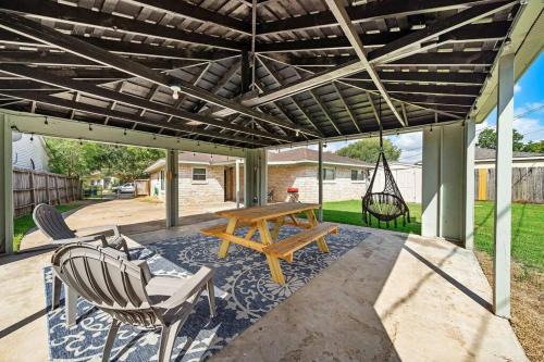 Southbelt/Ellington House | Discover a Cozy South Houston Retreat with Covered Patio