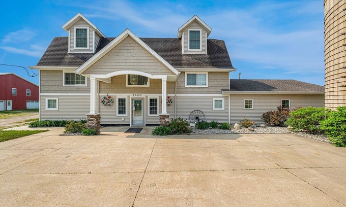 Byron Center House | Spacious Retreat: Family & Pet Friendly with Ocean Views