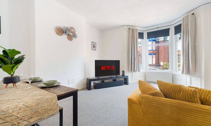 Sunderland House | Large Spacious Home|Parking|8 bedrooms|sleeps 14