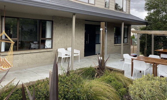 Lowburn House | Ideal Family Retreat with Lake View and Kitchen Amenities