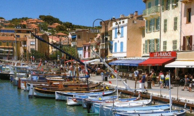 Cassis Apartment | Cozy Studio Steps from the Port with Ocean Views