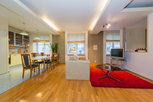 Kesklinn Apartment | Spacious Downtown Studio with Hot Tub & 9.9/10 Rating