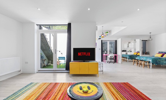 Hammersmith and Fulham Apartment | Spacious Studio in Hammersmith: Pool & Spa Amenities