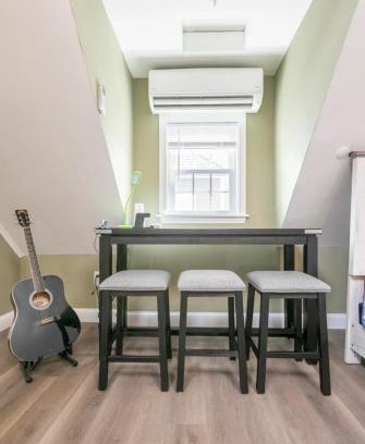 Roxbury Apartment | Inviting Studio Near Franklin Park Zoo with Great Amenities
