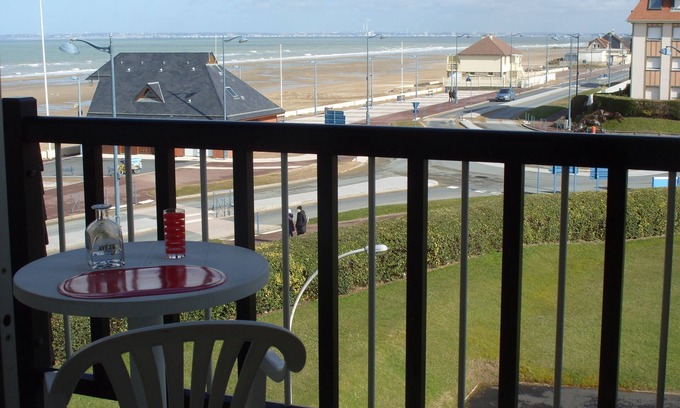 Villers-sur-Mer Apartment | Oceanview Studio Steps from the Beach with Pool Access