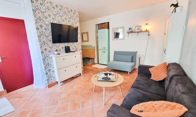 Suresnes Apartment | Large studio with terrace 15 minutes from Paris-La Défense