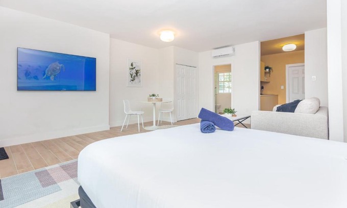 El Portal Apartment | Stylish Studio Apartment with Pet-Friendly Amenities