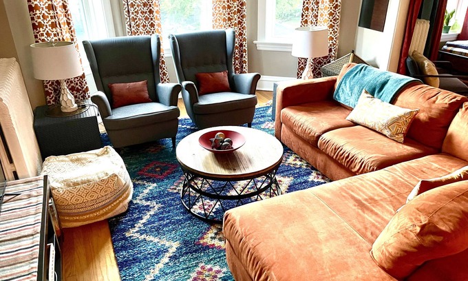 Oak Park Apartment | Sunny 3 Bedroom Apartment Near Downtown Oak Park