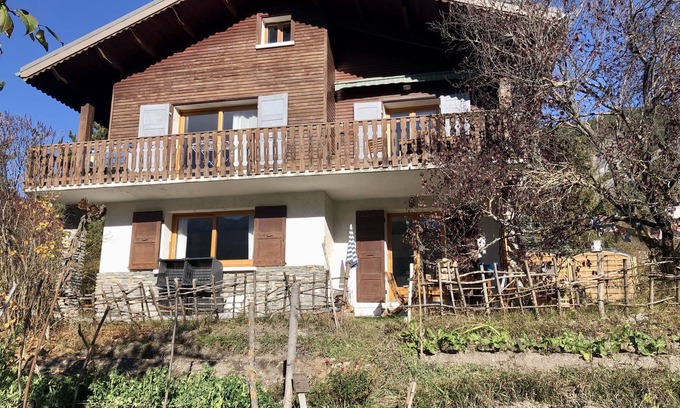 Barcelonnette Ski Chalet | Delightful Garden-Level T2 in Barcelonnette with Pool