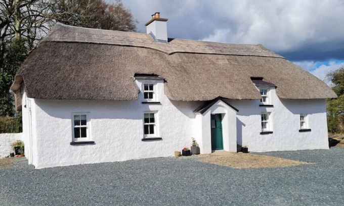 Monageer House | Inviting Thatched Farmhouse with Family-Friendly Amenities