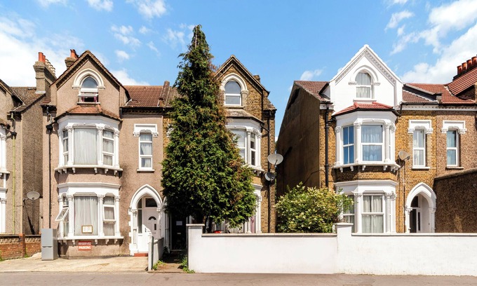Bensham Manor Apartment | Convenient Thornton Heath Studio Steps from the Station