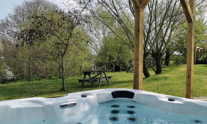 East Huntspill Cabin | Spacious Three-Bedroom Lodge with Private Hot Tub by River