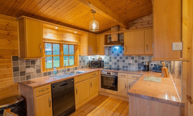 East Huntspill Cabin | Spacious Three-Bedroom Lodge with Private Hot Tub