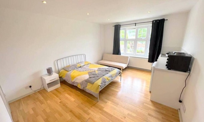 Sutton South Apartment | Cozy Triple Studio for Families in South London - Sutton