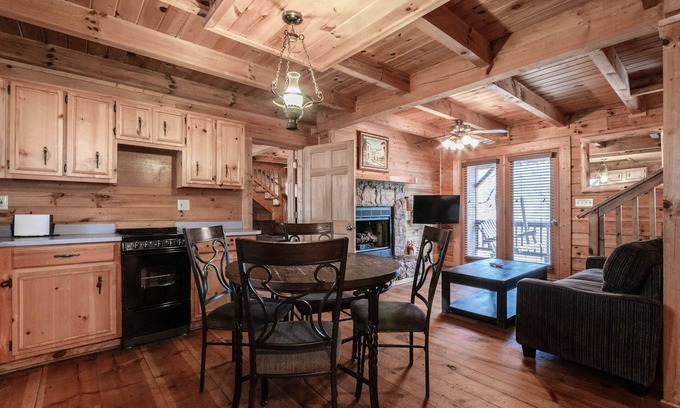 Pine Mountain Cabin | Ideal Triplex Cabin for Groups with Ocean View & Hot Tub