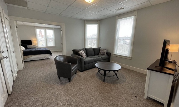 Quincy Apartment | Modern 1-Bedroom Retreat with Pool & Wi-Fi, Rated 9.4