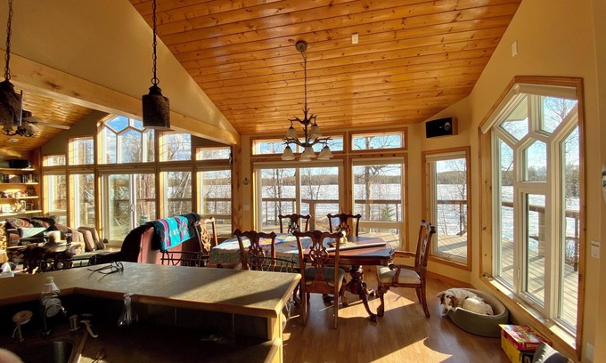 Willow House | Large Upscale Lakefront Home- midway between Anchorage & Denali National Park