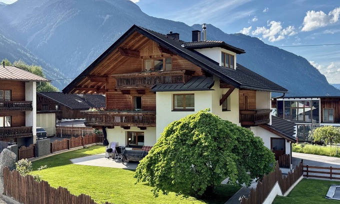 Umhausen House | Spacious Lake View Home for 18 with Open-Plan Living