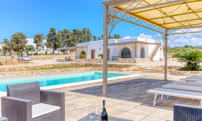 Salve Villa | Inviting Villa with Pool and Rooftop Jacuzzi Retreat