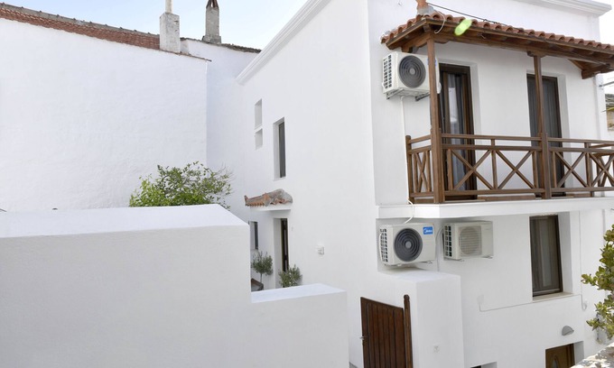 Skopelos House | Spacious Villa Perfect for Groups of Nine Travelers