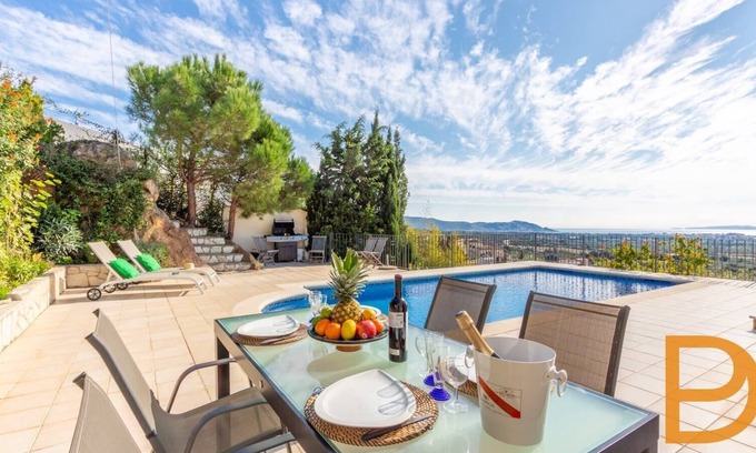 El Mas Isaac Villa | Large Villa with Pool in Luxury Urbanization