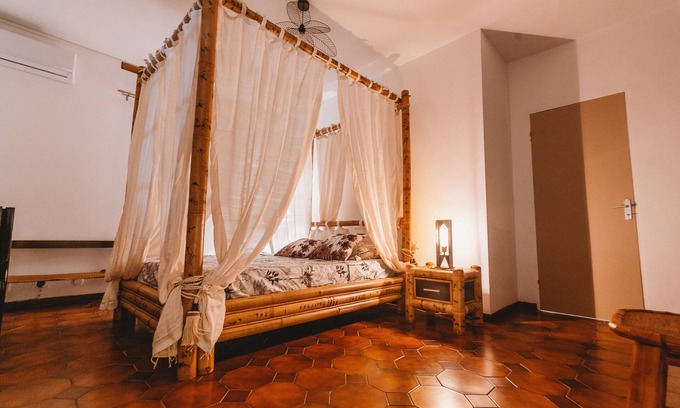 Etang Sale Les Bains Villa | Spacious Villa with Pool and Billiards by the Beach