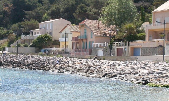 La Franqui Villa | Waterfront Retreat: Exceptional Stay with Ocean View & Pool