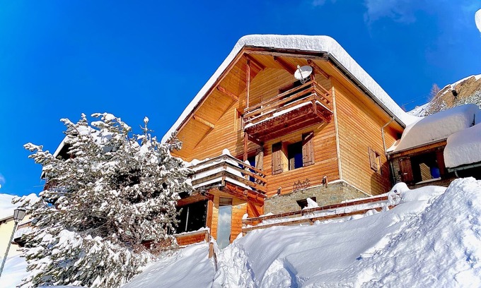 Molines-en-Queyras Ski Chalet | Welcoming Chalet Retreat with Hot Tub and Spa Amenities