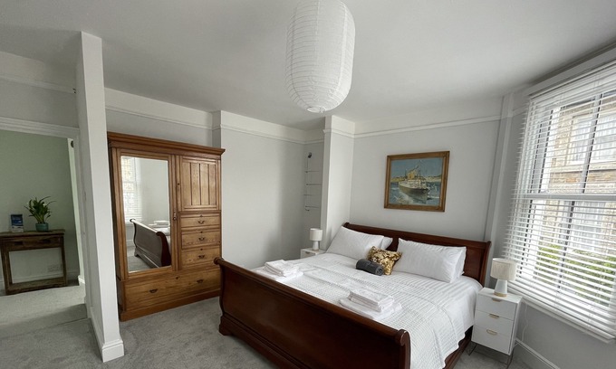 Newlyn Apartment | Modern Oceanfront Home in Newlyn, Rated 10/10 by Guests