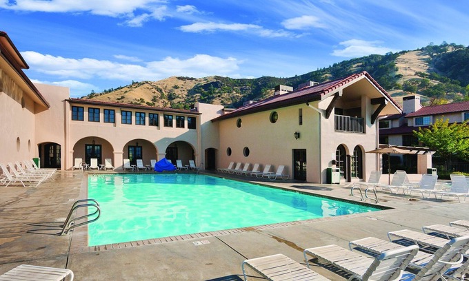Nice Resort | Experience the Beauty of Largest Freshwater Lake Getaway