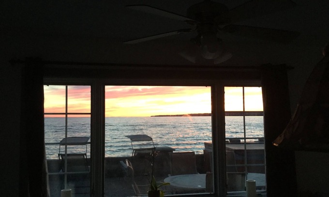 Blossvale House | Relaxing Lake Front Retreat at Sylvan Beach