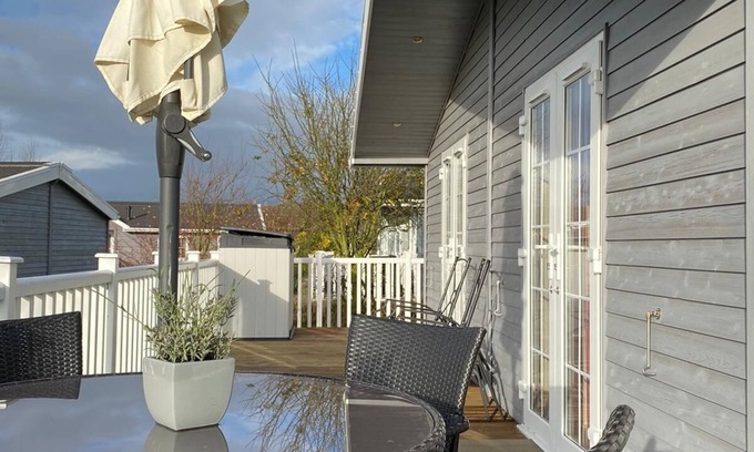 Findern House | Spacious Pet-Friendly Lodge with Ocean Views at the Marina