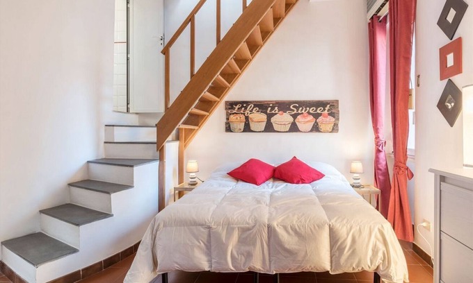 Rione XI Sant'Angelo Apartment | Discover Largo Argentina: Apt for 6 with Inviting Terrace