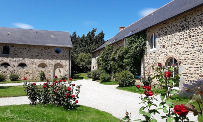 Javene House | Relax at Lariboisière - JAVENE: Pool, Spa & Family-Friendly