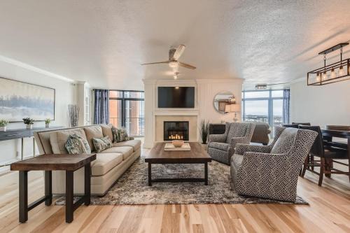 LoDo House | Larimer Luxury: Exceptional Amenities, Steps to Attractions