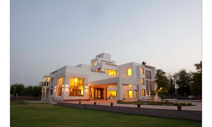 Barli Resort | Cozy Lariya Resort with Pool, Breakfast & Family Amenities