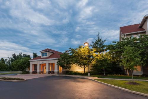 Maryland Heights Hotel | Pet-Friendly Suites with Pool at Homewood St. Louis Riverport