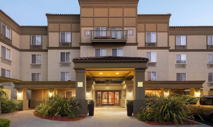 Renton Hotel | Pet-Friendly Suites at Larkspur Landing Renton Await You