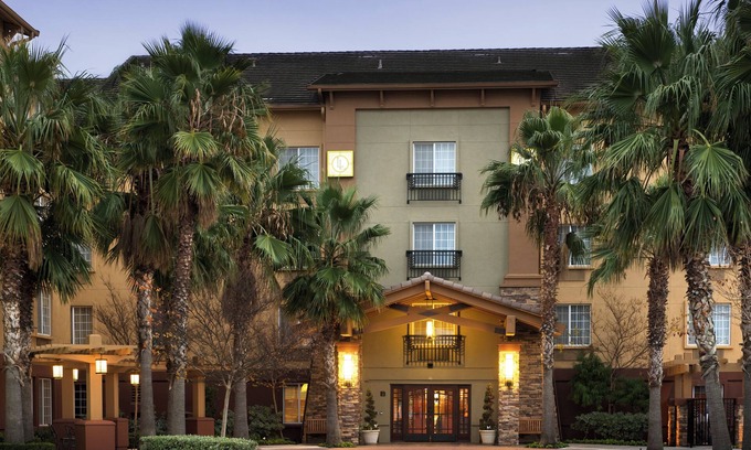 East Lake Hills Hotel | Comfortable All-Suite Stay at Larkspur Landing Bellevue