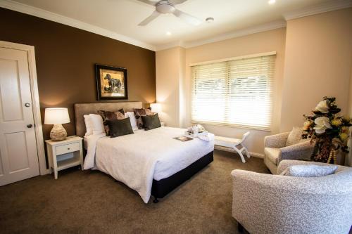 Lorn Apartment | Pet-Friendly Larkwood of Lorn with Breakfast Included