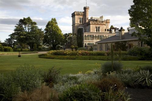 Dunedin Cabin | Elegant Larnach Lodge & Stable Stay with Family-Friendly Amenities