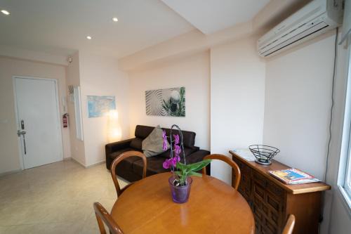 La Buhaira Apartment | Budget-Friendly Stay at Larra Nervión - Pet & Child Friendly