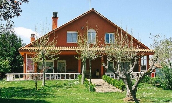 Hornos de Moncalvillo Cottage | Comfortable Larrate House with Ocean Views for 12 Guests