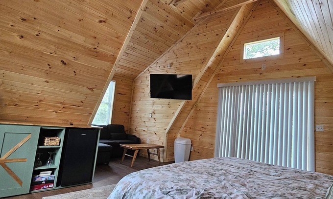Draper Cabin | Larry's Lookout: Romantic Getaway w/King Bed & Deck